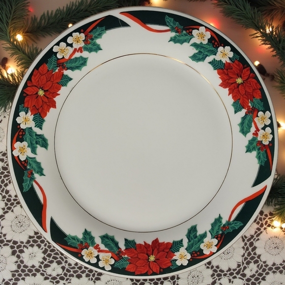 1 Vtg Dinner Plate Deck The Halls Verge Tienshan Gold Accents Poinsettias Ribbon - Picture 2 of 4